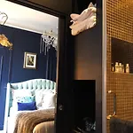S - Louvre Museum - Shared Bathroom With Host Privatunterkunft Paris