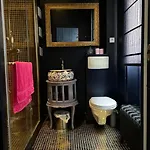 S - Louvre Museum - Shared Bathroom With Host *