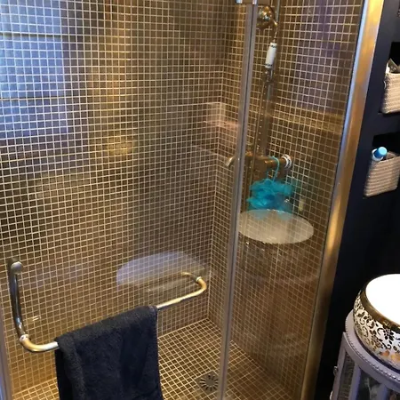 S - Louvre Museum - Shared Bathroom With Host * Paris