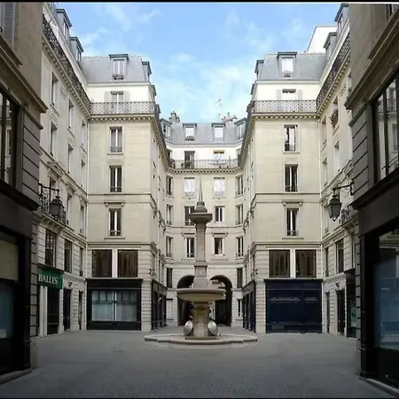 S - Louvre Museum - Shared Bathroom With Host