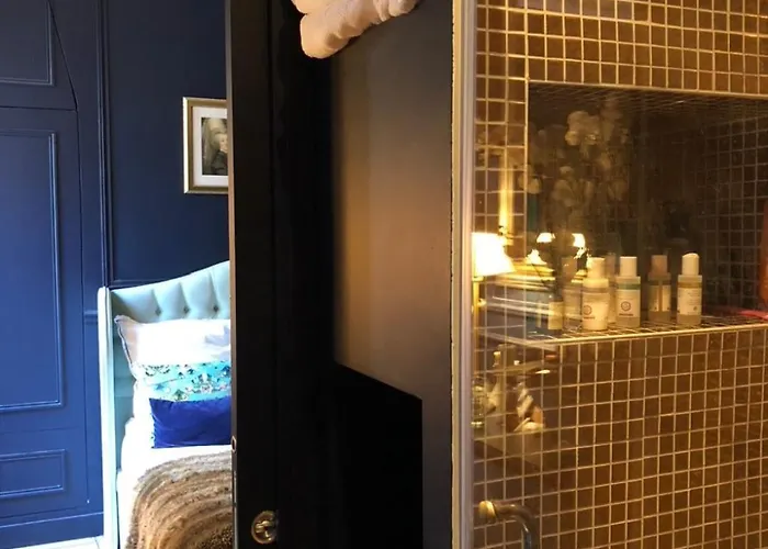 S - Louvre Museum - Shared Bathroom With Host ホームステイ