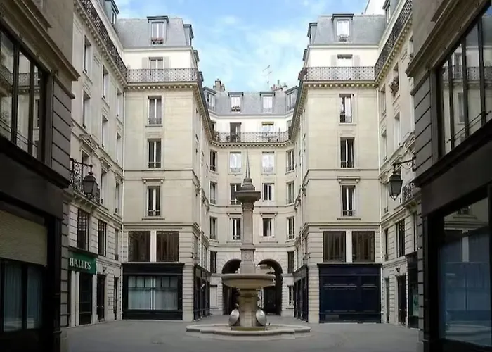 S - Louvre Museum - Shared Bathroom With Host