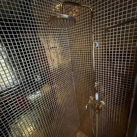 Accommodatie bij particulieren S - Louvre Museum - Shared Bathroom With Host Parijs